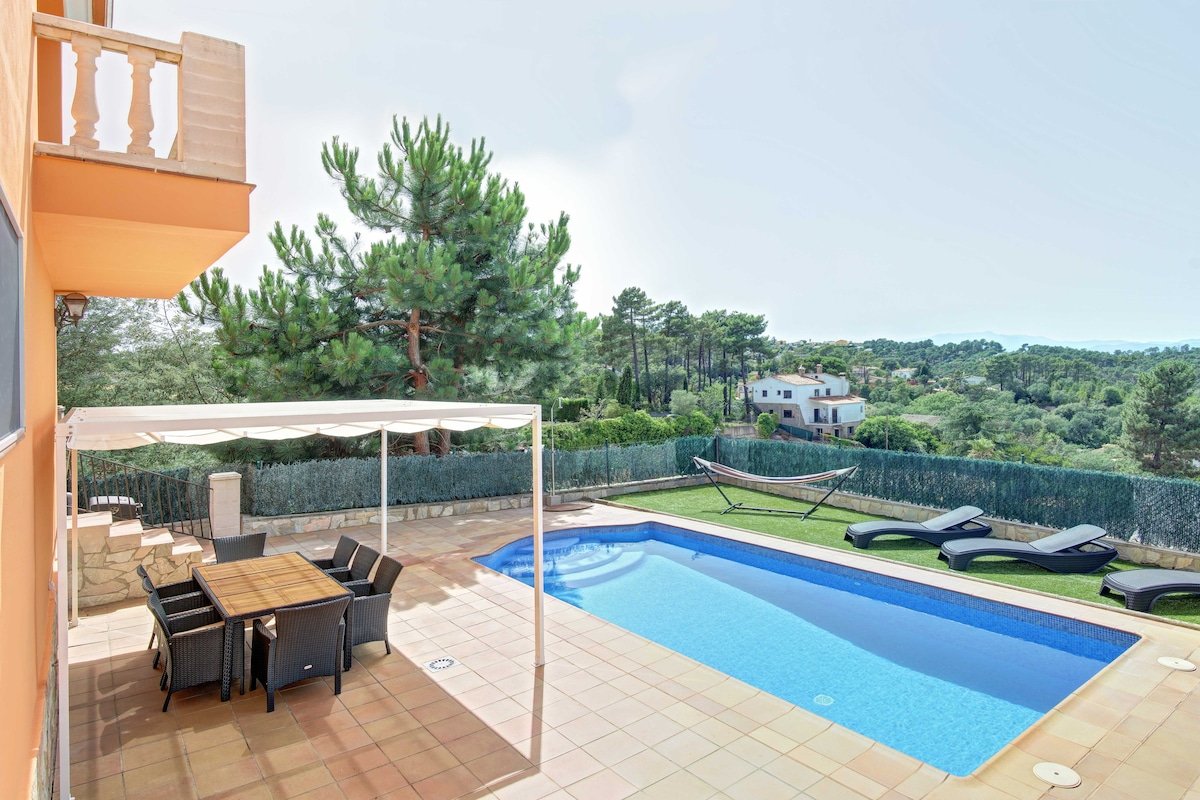 VILLA ROSES with swimming pool & mountain view gallery image 4