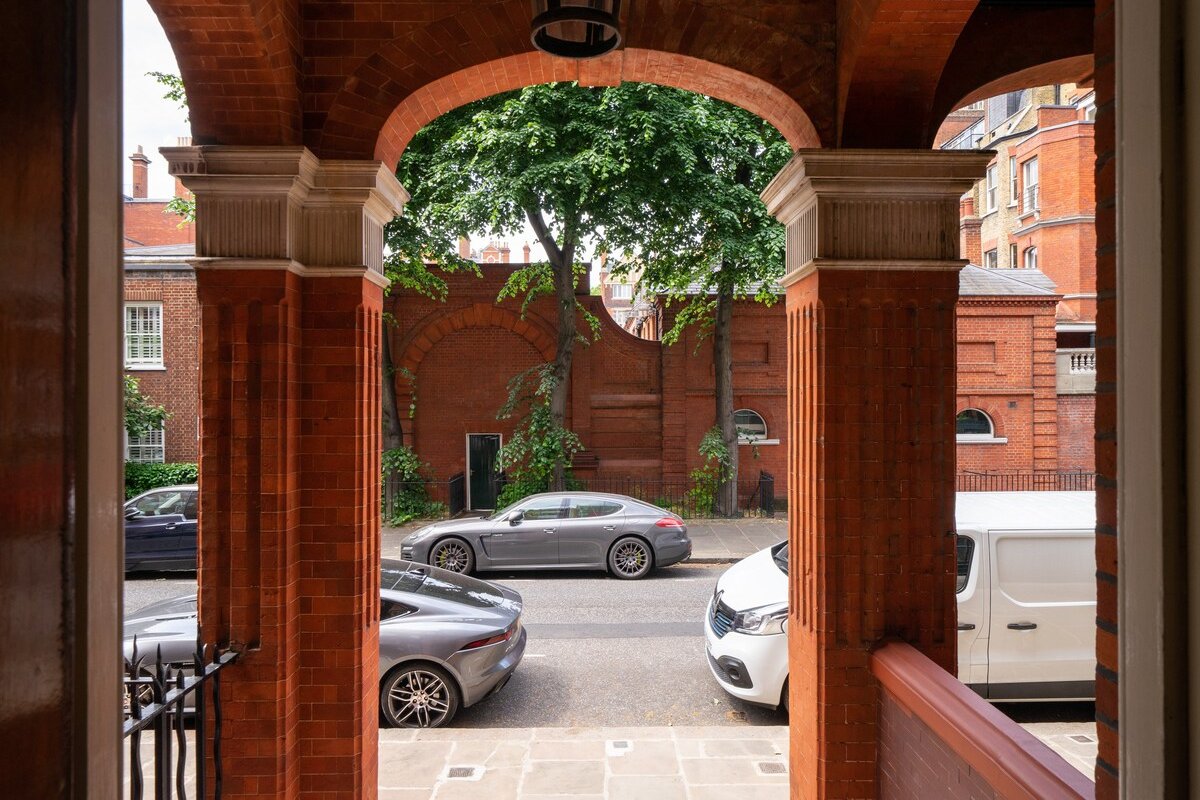 Super Knightsbridge 2 bed Apartment gallery image 4