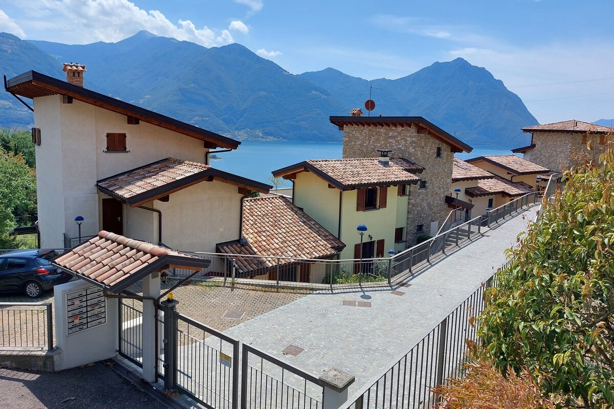 Iseo Lake Villa con vista lago e piscina gallery image 3
