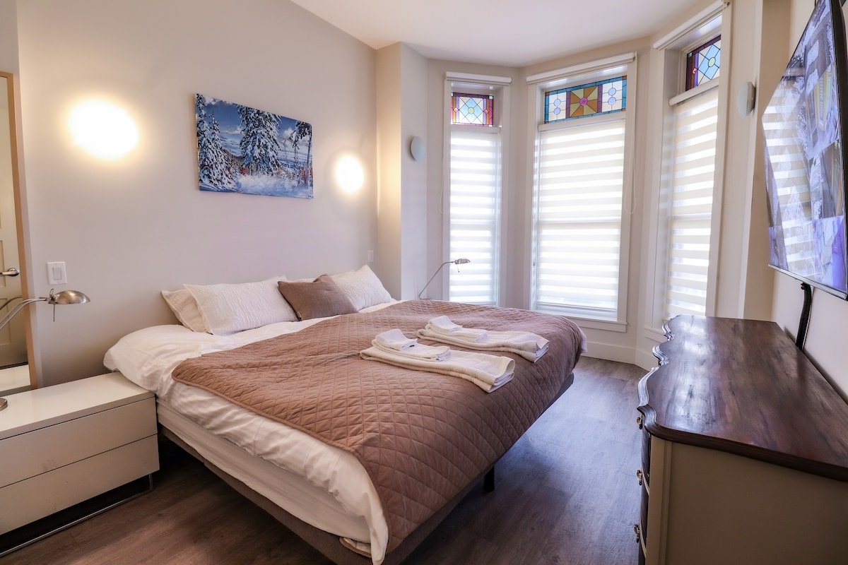 Modern Victorian w/Parking by UofT & Rogers Center gallery image 3