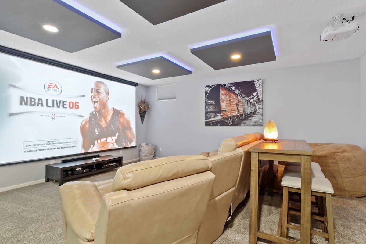 Jenkins Retreat – 5BR w/private hot tub & theater gallery image 2