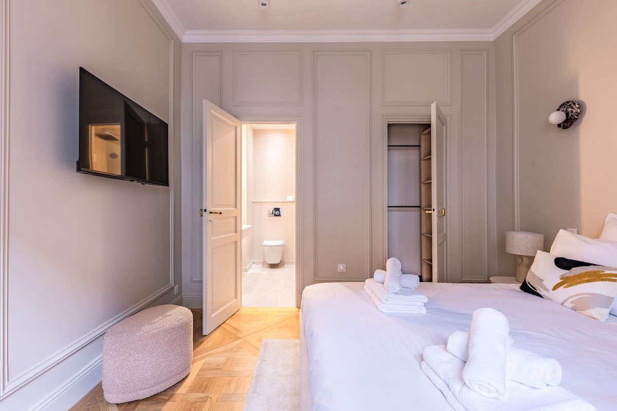 Arc de Triomphe Luxury 3-Bed 3.5 Bath gallery image 3