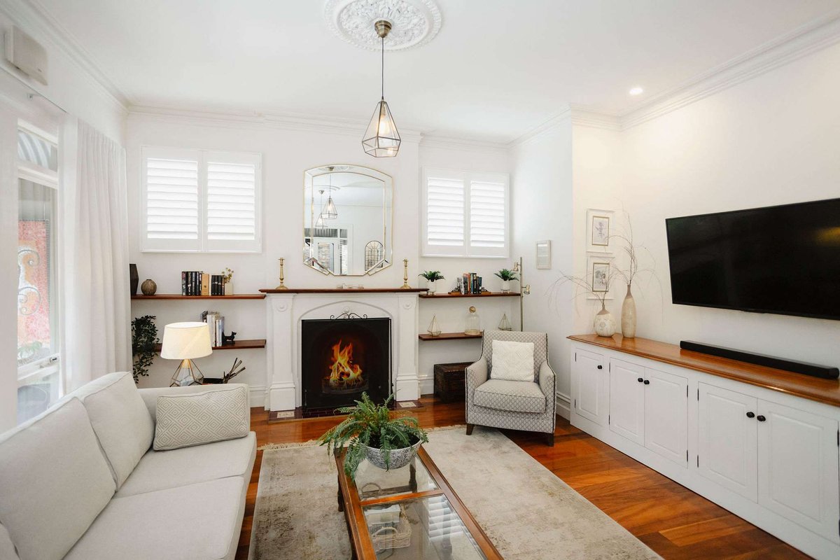 Luxury Retreat: Pool, Fireplace & Parking