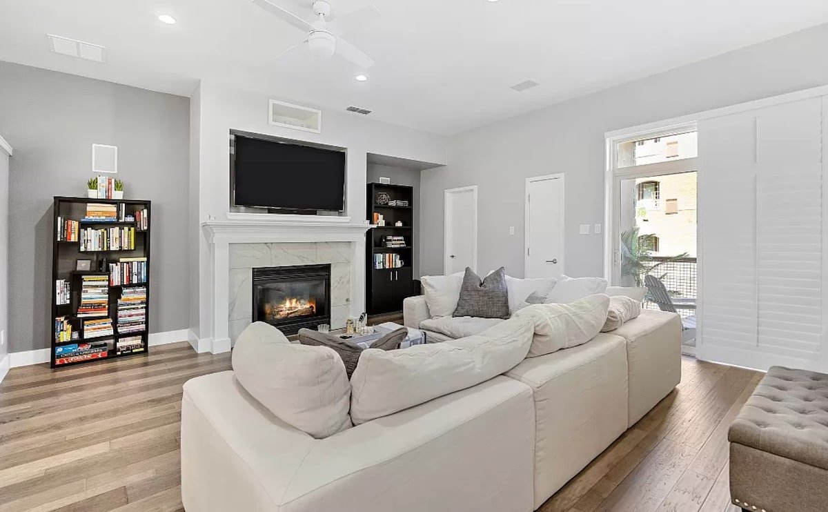 Dallas Townhouse with rooftop gallery image 2