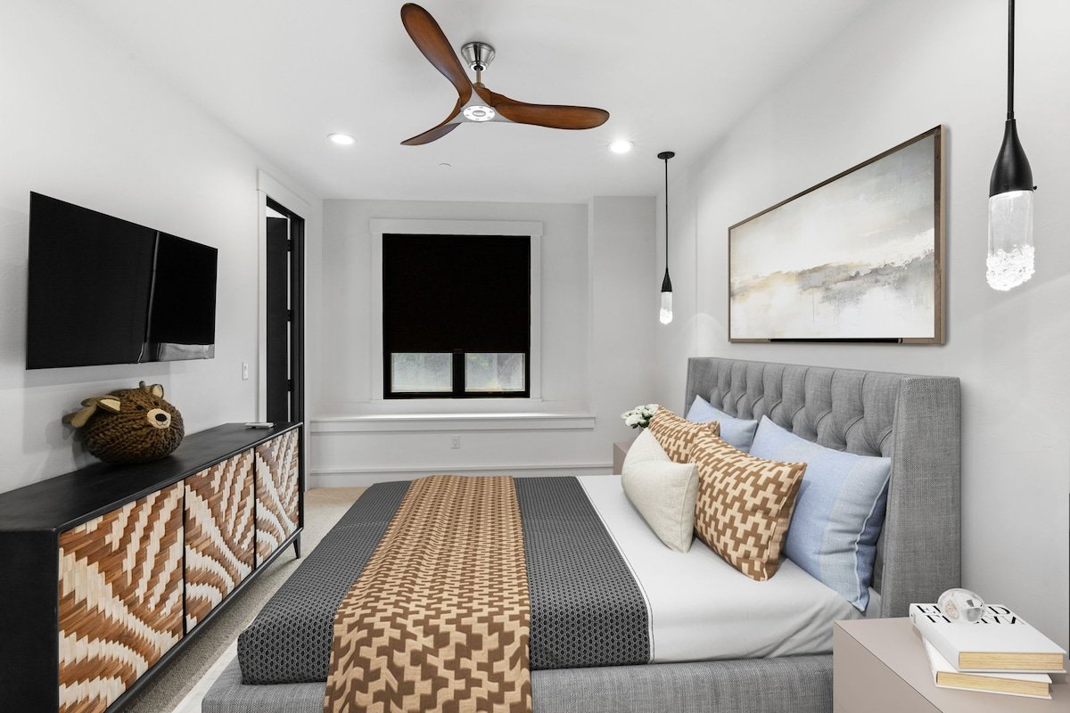 *New to Market* Lavish 6 Bedroom Ski Accessible Ho gallery image 5