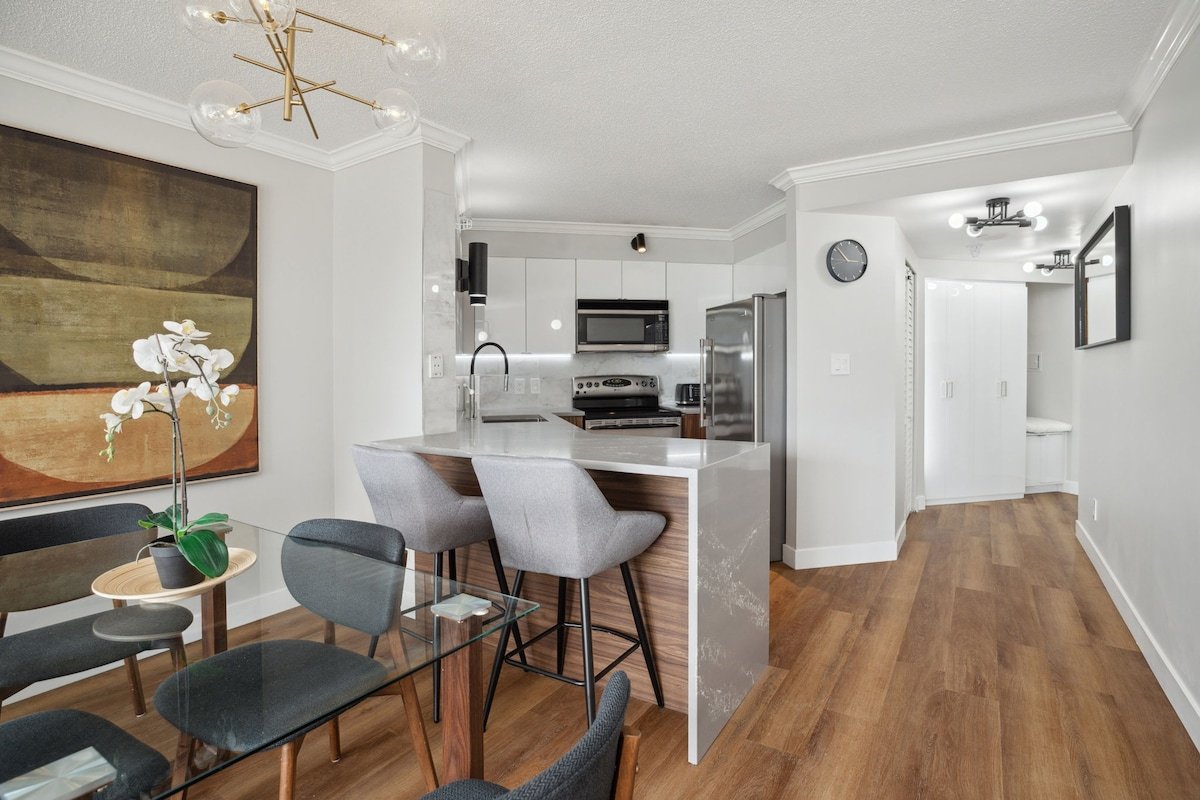 Beachfront Upscale Downtown Condo & Free Parking gallery image 5