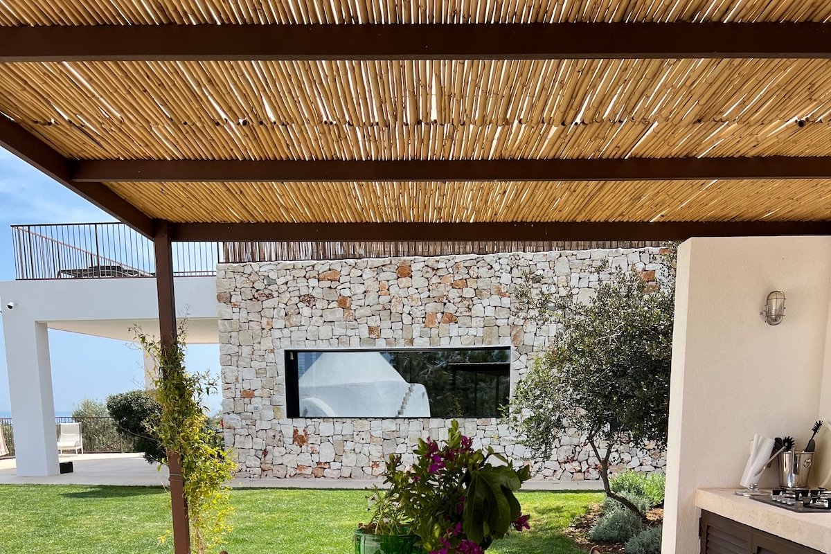 Luxury villa with breathtaking panoramic sea view. gallery image 4