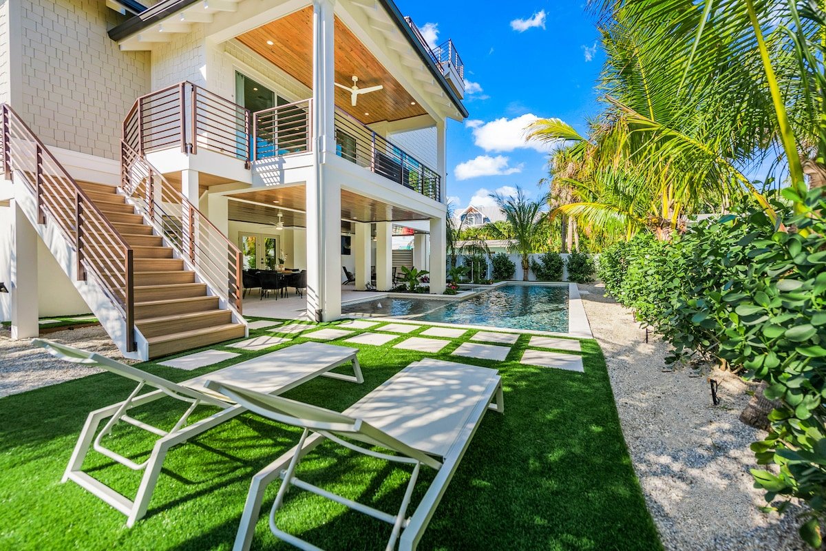 New Luxe Home with Rooftop Deck, Pool, Spa, Air