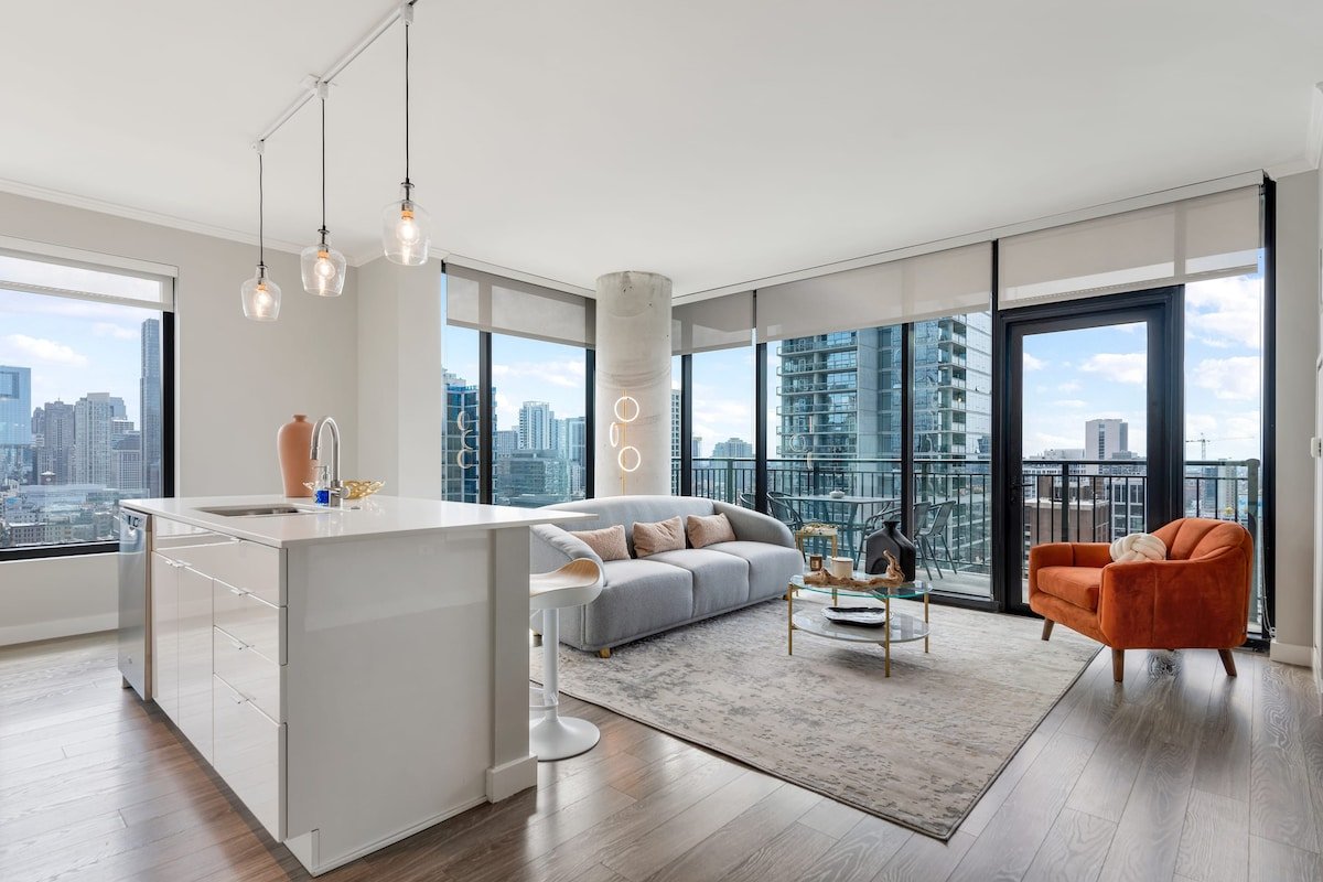 Gold Coast Luxury: 2BR with Sweeping City Vistas gallery image 2