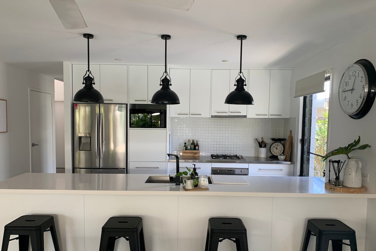 Well appointed beach house suitable for families. gallery image 2