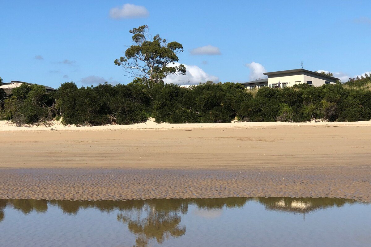 The Dunes 4 bedrooms. Amazing water beach views gallery image 4