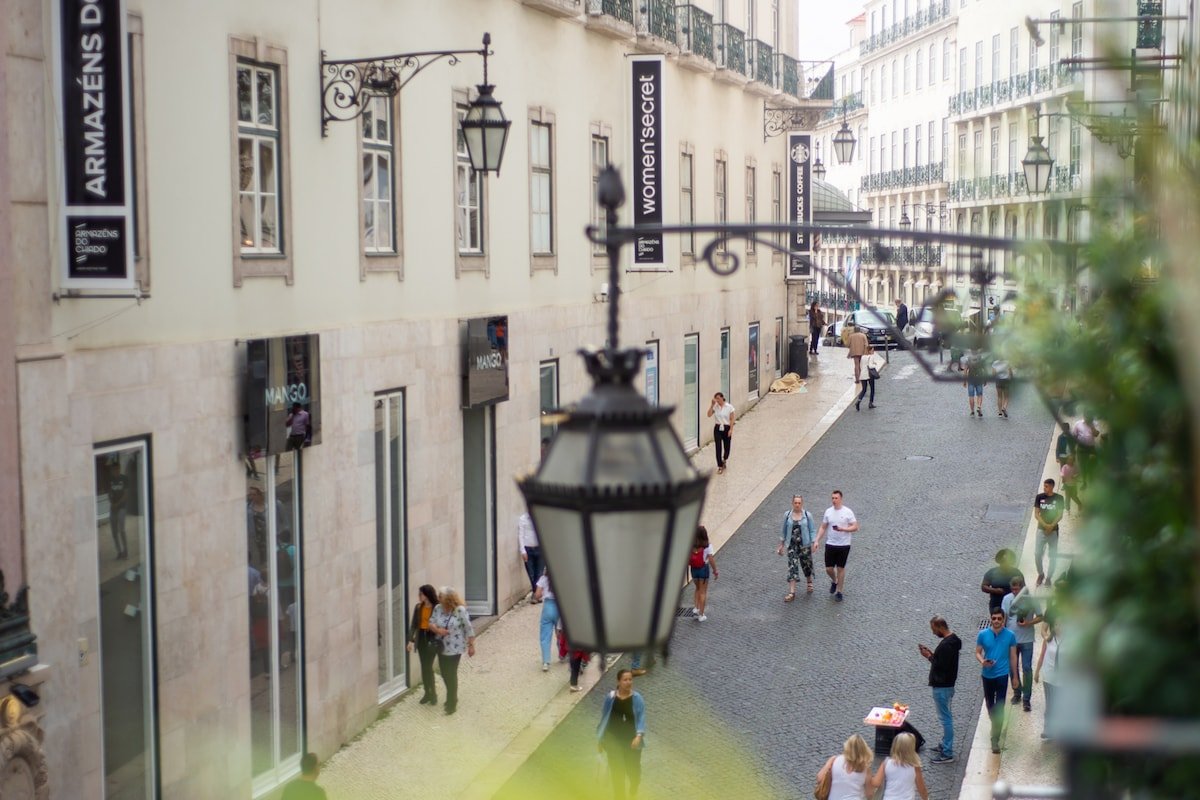 Lv Premier Chiado CH9 elevator, balconies, center gallery image 5