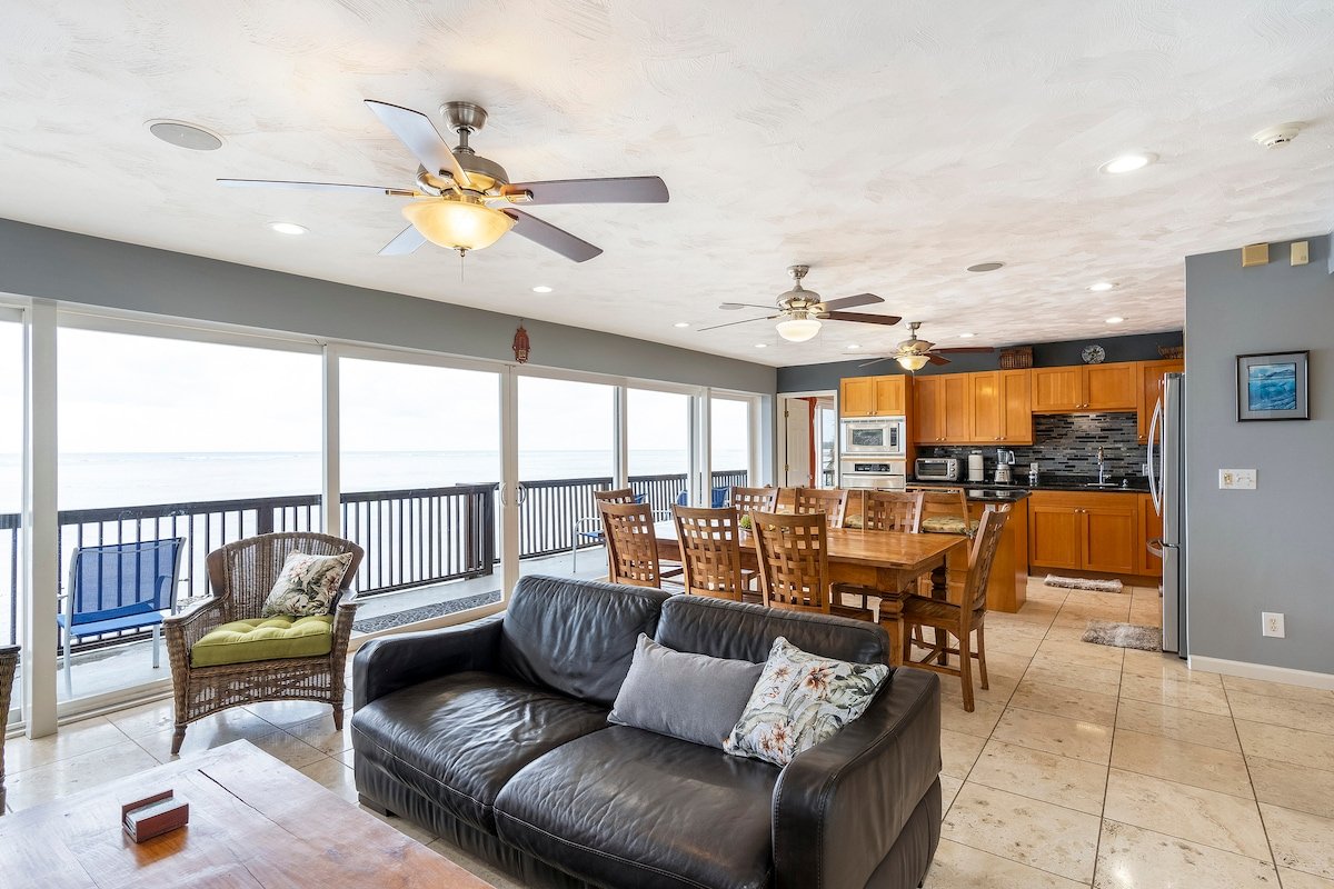 BEACHFRONT & POOL/ 4 BEDROOMS/4 BATHROOMS/JACUZZI gallery image 4