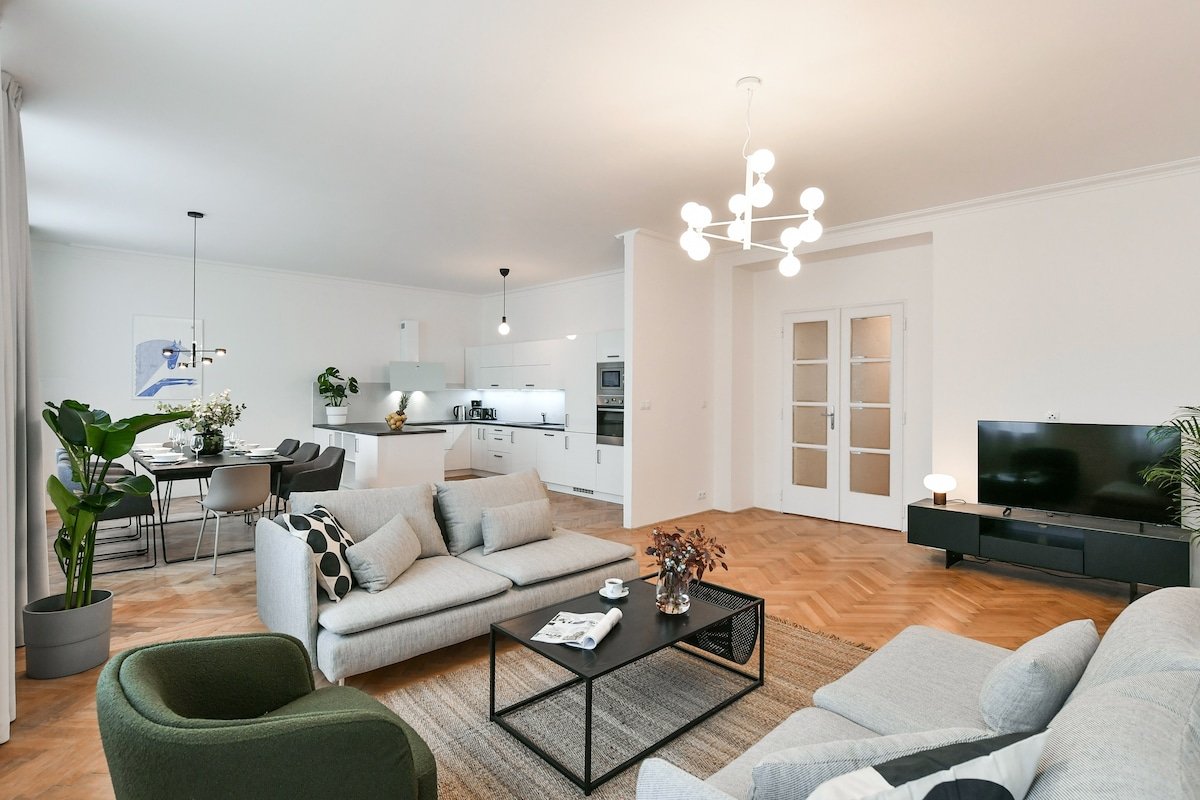 Charming Stylish 3BR Apartment by Stepan No. 16 gallery image 3