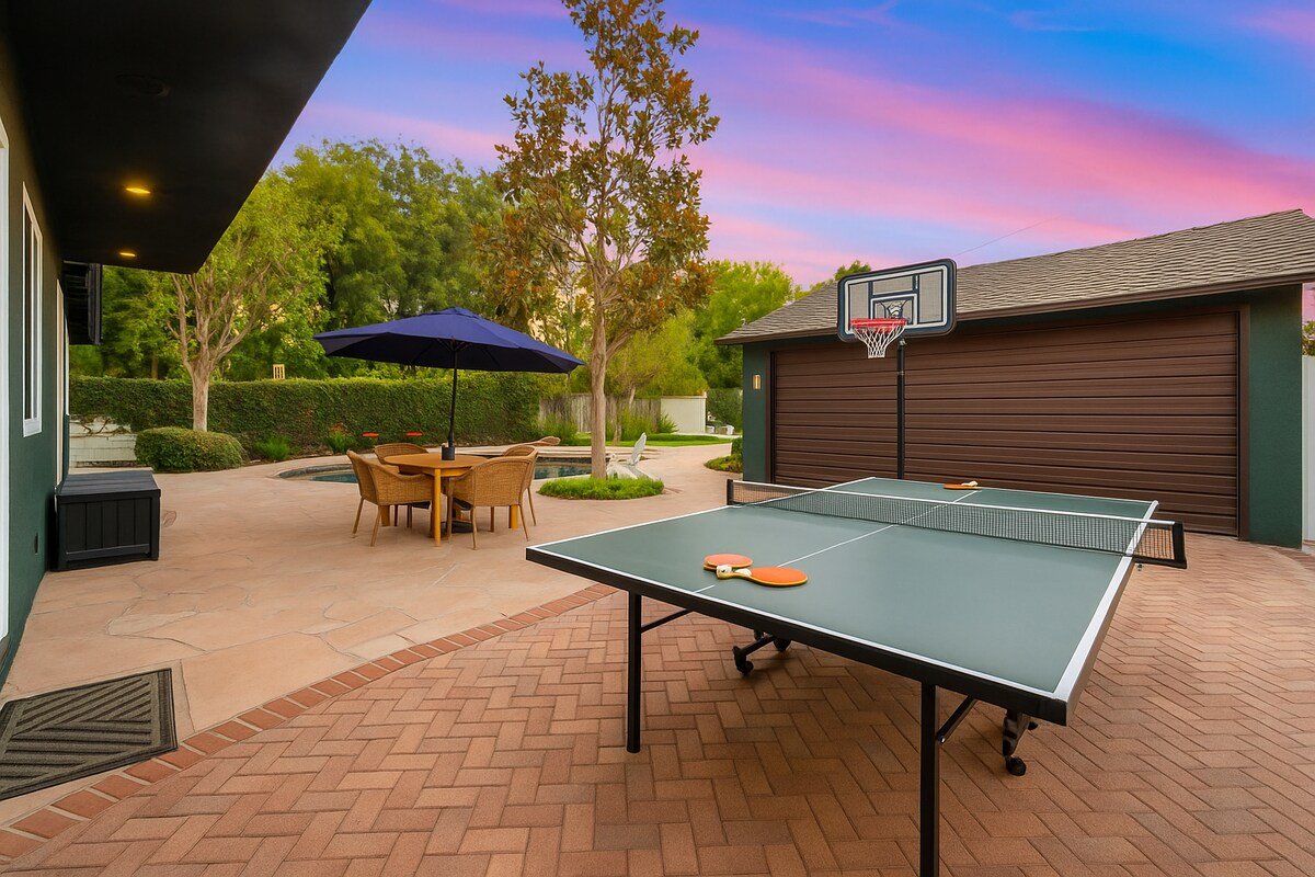 187 – Chic & Spacious Retreat/Pool/Hot Tub/Yard gallery image 3