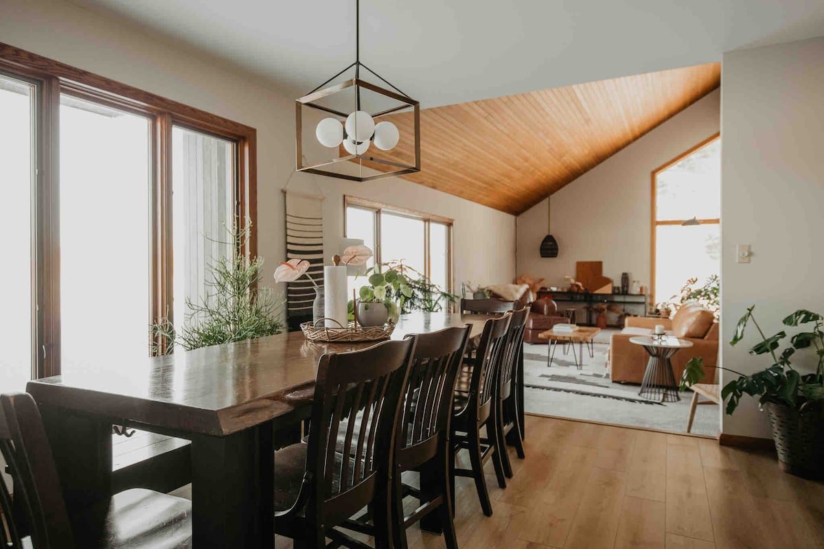 Lakeside Retreat | Sauna | Hot Tub | Private Beach gallery image 5