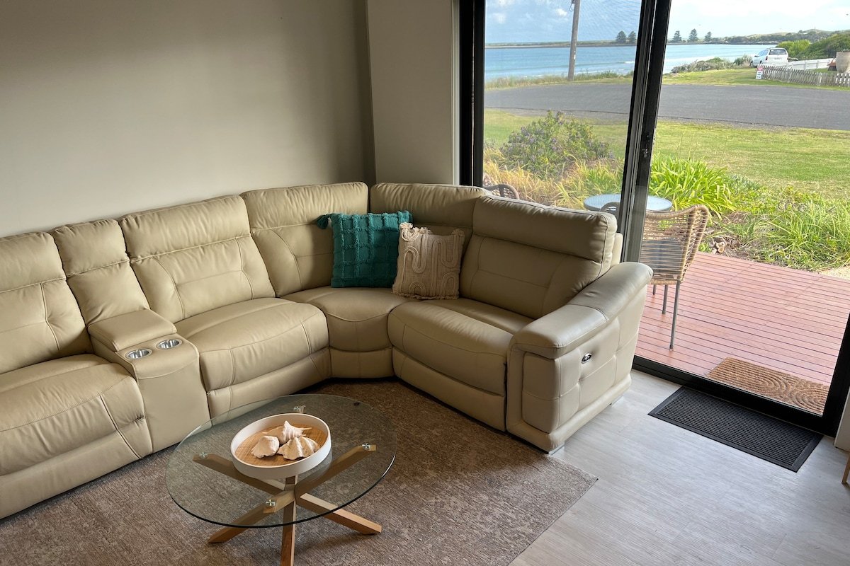 Beach and Riverfront views Port Fairy gallery image 3