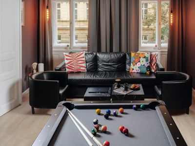 Cinema Apartment Pool Table & Foosball – Downtown