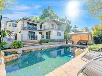 Modern retreat near Universal Studios,pool hottub