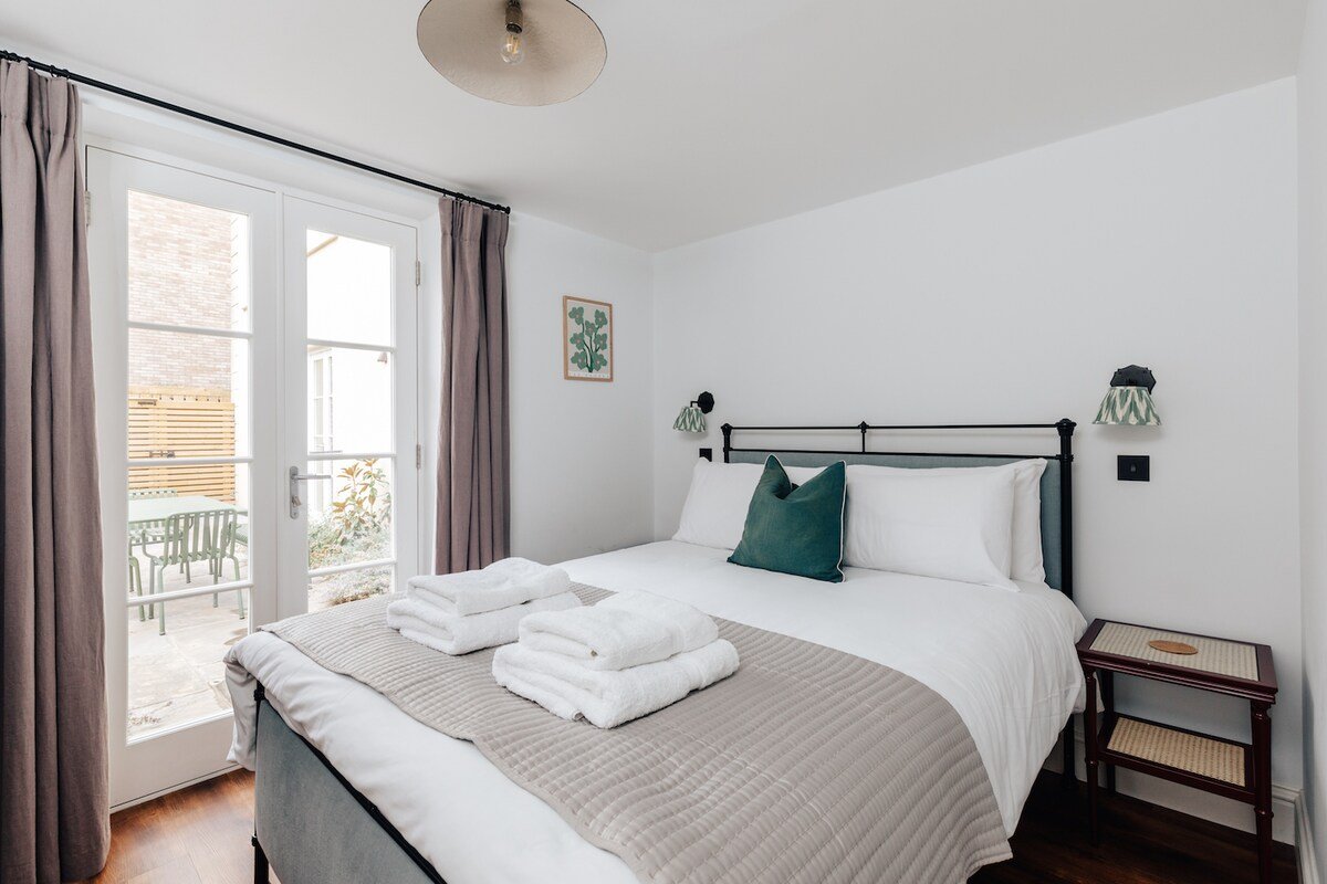 Redland Apartments- Group: Sleeps 12 with Parking gallery image 4