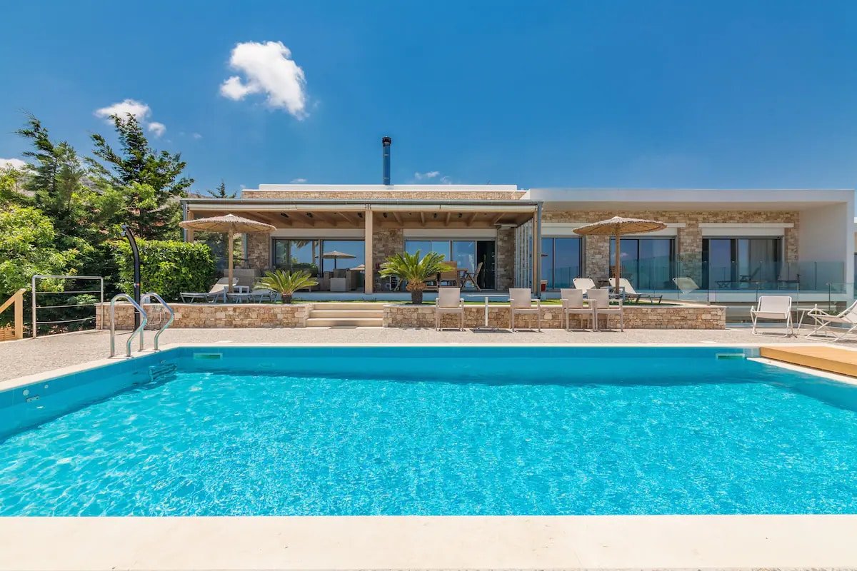 Breathtakig views – heated pool – sauna gallery image 3