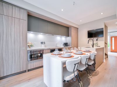 Lux New Townhouse Near Yonge And Bloor