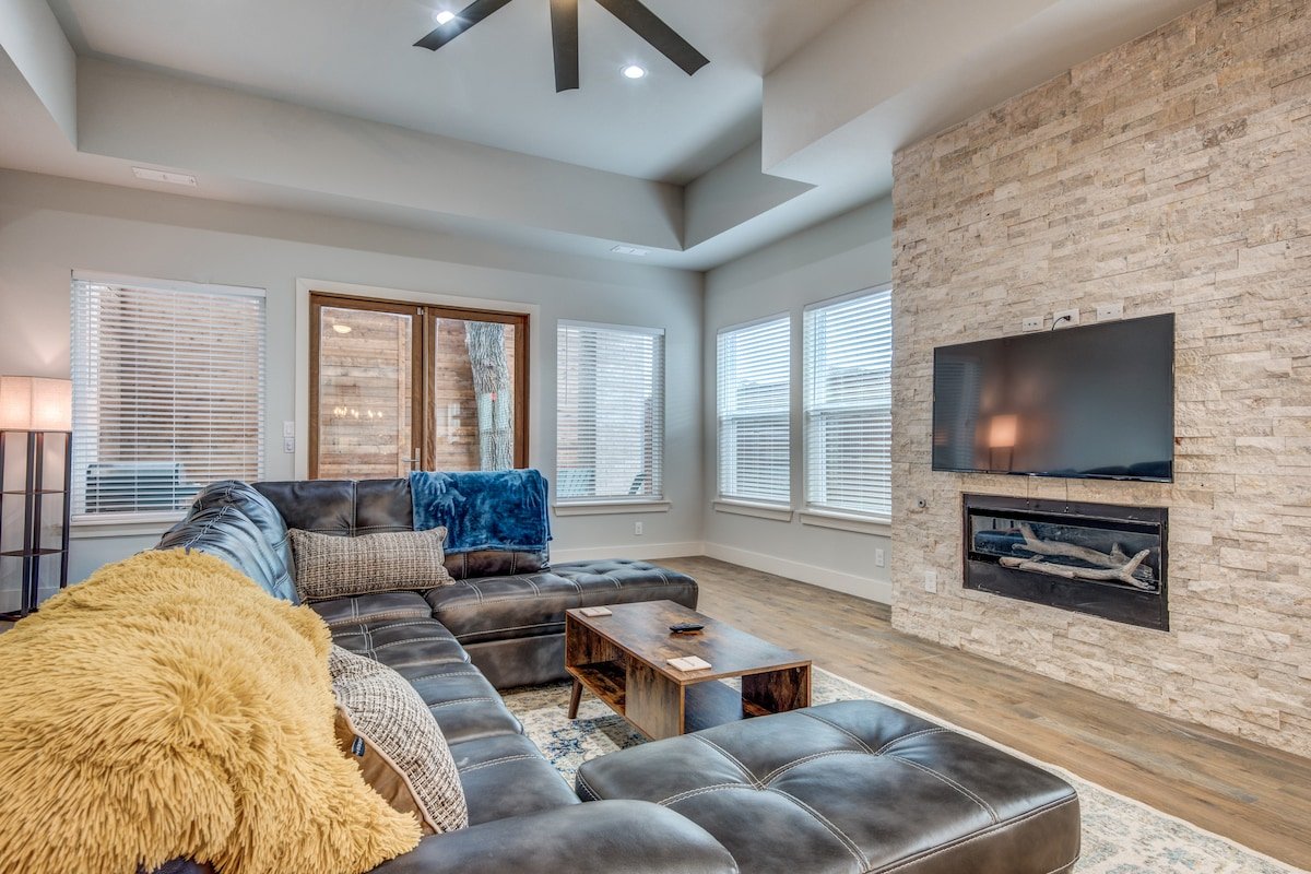 Modern Duplex Mins to DT I Great for Large Groups! gallery image 4