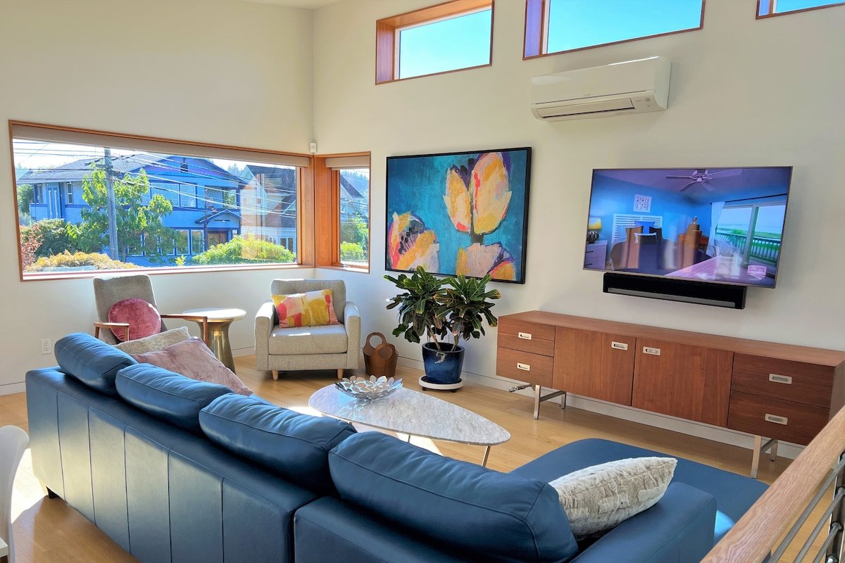 Goldfinch House – Scandinavian Modern Near Beaches gallery image 2