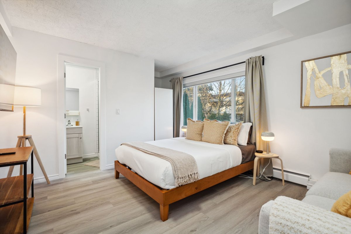 Family House/Street Parking/Sleeps8ppl/Front Yard!