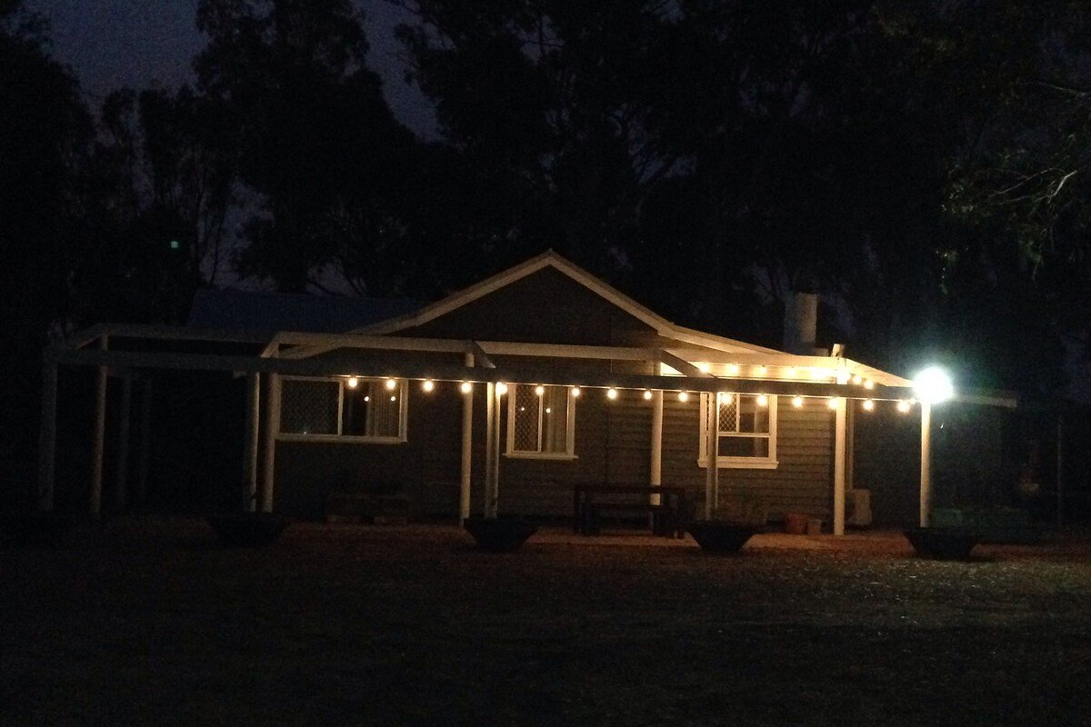 Aintree Cottage: Swan Valley Quiet & Comfortable gallery image 5