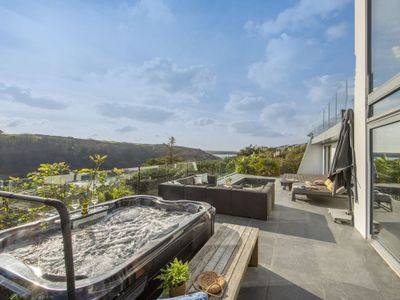 Treheyl, Pentire- Pet Friendly, Hot Tub & Pool