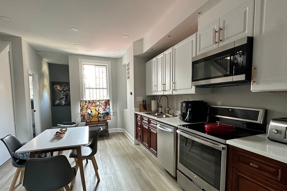 Luxurious Capitol Hill Home — Gorgeous 2B/2.5BR gallery image 5