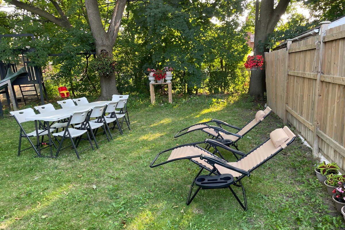 Cozy Home + Large backyard, 20mins from DT! gallery image 3