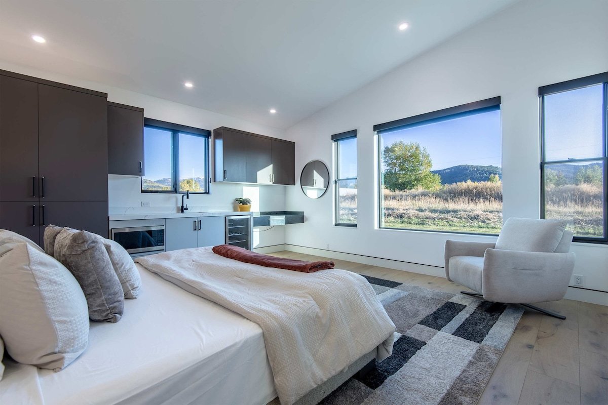 Modern Basecamp with Hot Tub + Scenic Views gallery image 2