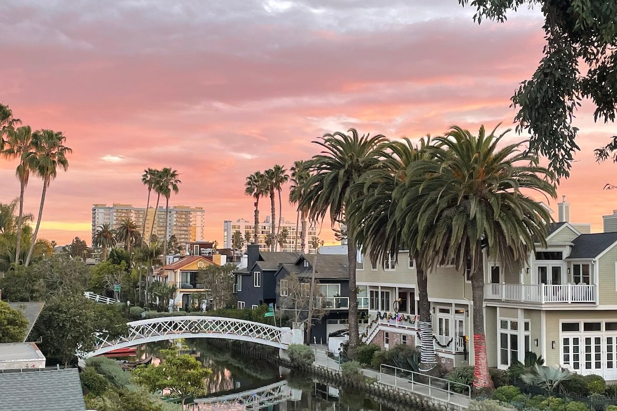 Waterfront Luxury Home on the Venice Canals gallery image 3