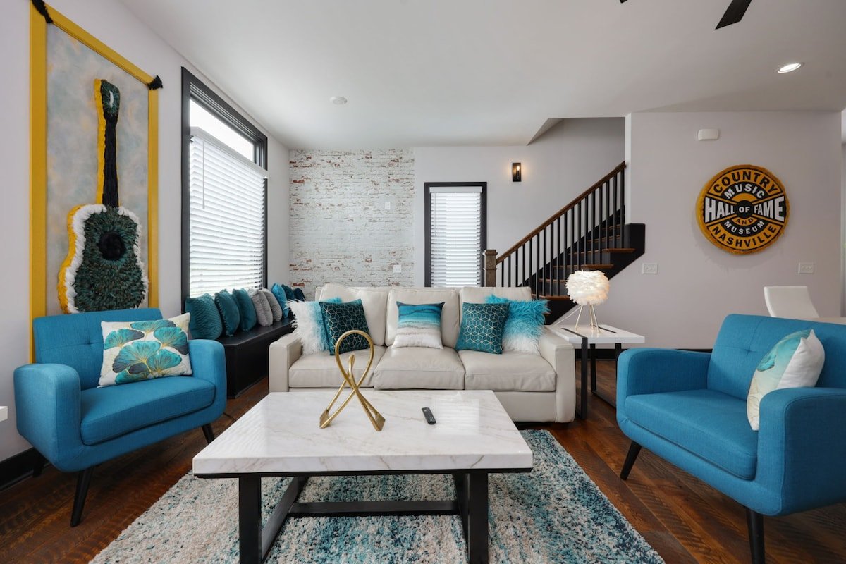 Modern Home | Walk To Broadway + Sky Deck gallery image 2