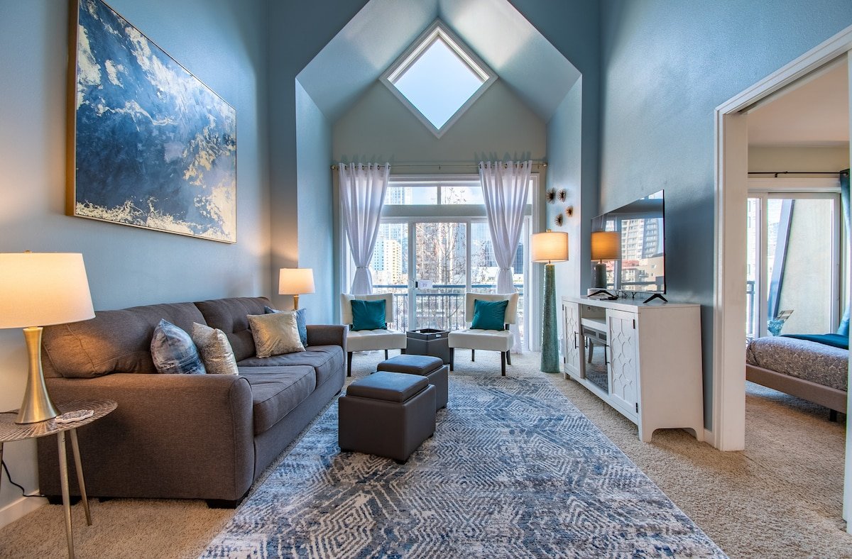 Beautiful 2 Story Penthouse w/ Pool & Free Parking gallery image 2