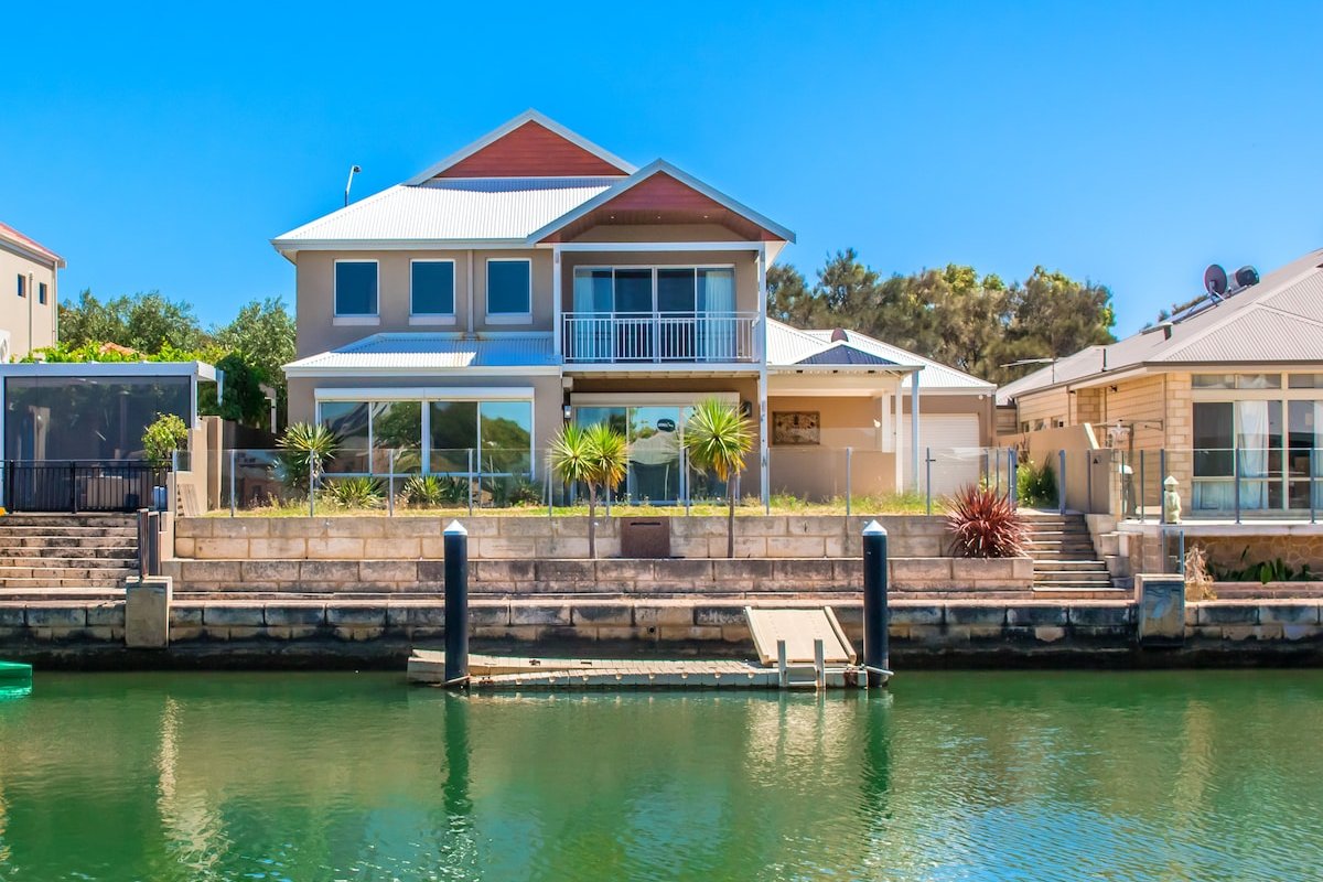 “Waterlily House”- Luxury, Canal, Jetty, Sleeps 14 gallery image 3