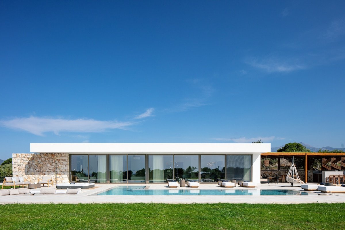Cresto Iconic Villa, with Heated Spa Whirlpool gallery image 3