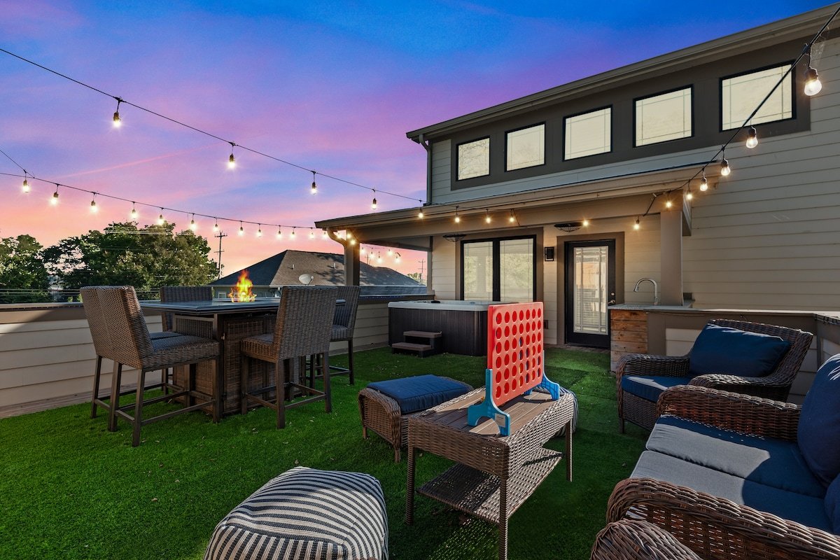 Luxury 4BR w/ Rooftop, Hot Tub, 4 Mins to Broadway gallery image 5