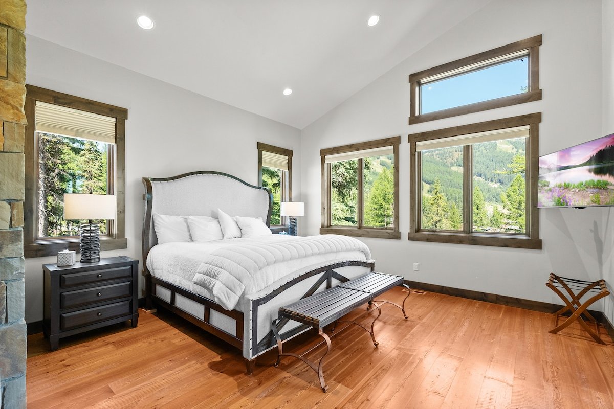 Luxury Snowghost Chalet – True Ski-In/Ski-Out gallery image 4