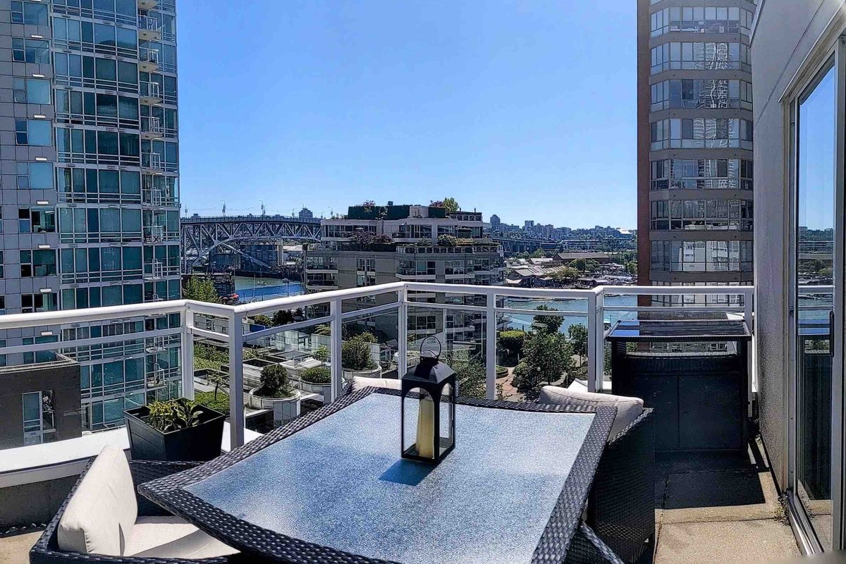 Penthouse w/ 3 Decks on Seawall with Water Views.