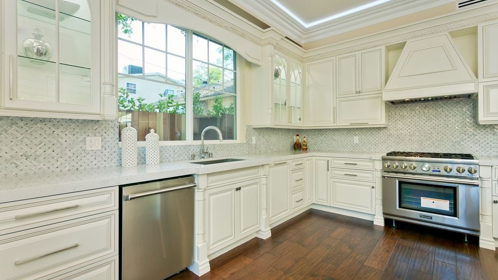 Sherman Oaks 4bd/5bath pool, office. All you need gallery image 4