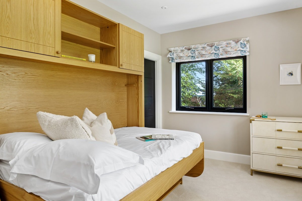 Gable View – Luxury Riverside Retreat with Panoram gallery image 5