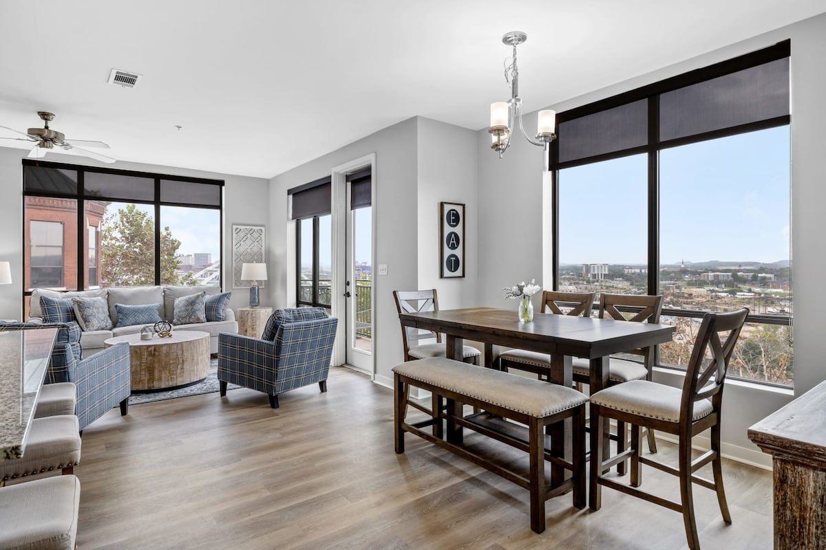 Luxurious Downtown High floor Corner-2bd2bth-#520 gallery image 2