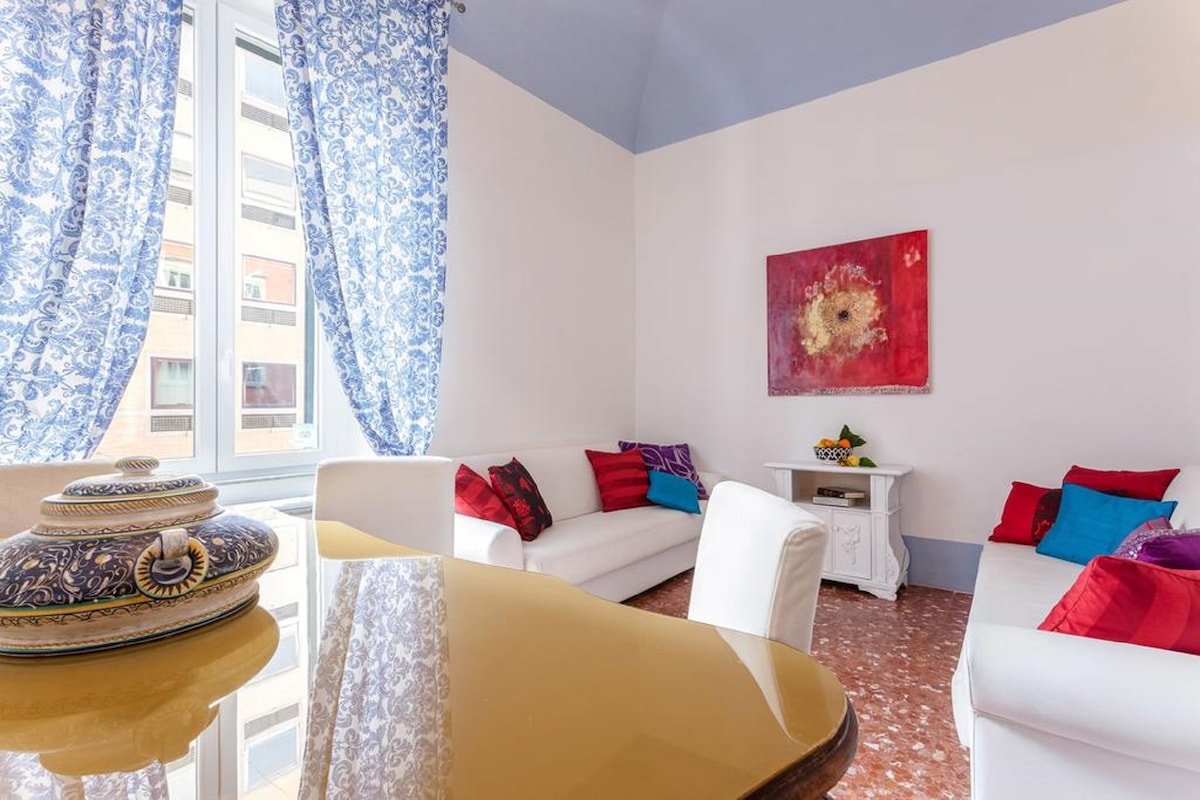 Modern loft central 8 people gallery image 4