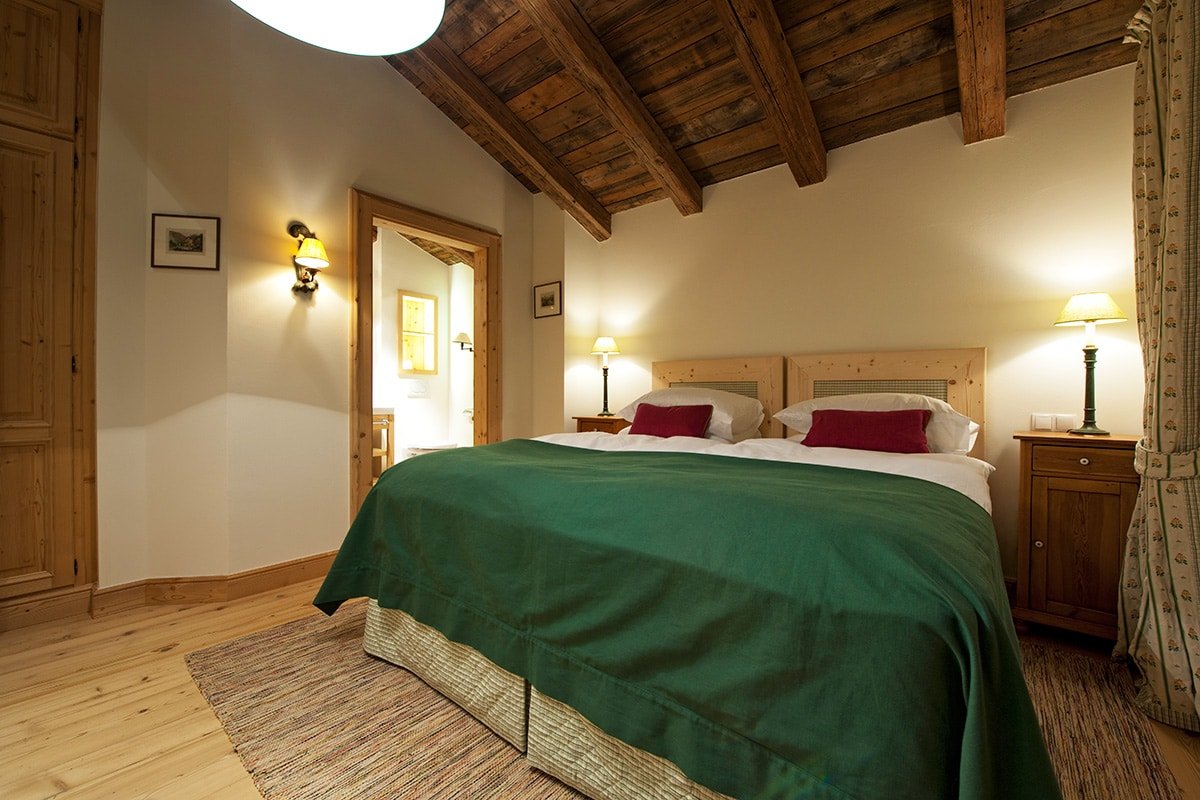 Antoinette gallery image 3