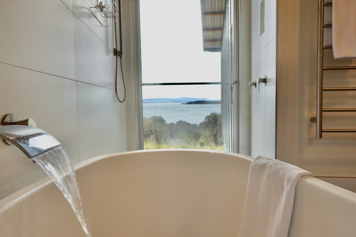 Eco Waterfront Seclusion – Carlton Bluff House gallery image 3