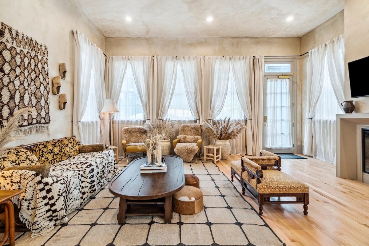 Bright Bohemian House w Heated Pool/Hot Tub gallery image 2