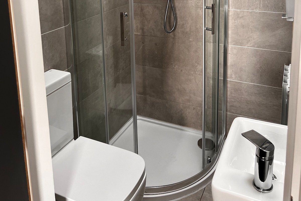 Modern Gated 5 Bed Apartment close to Luas Line gallery image 3